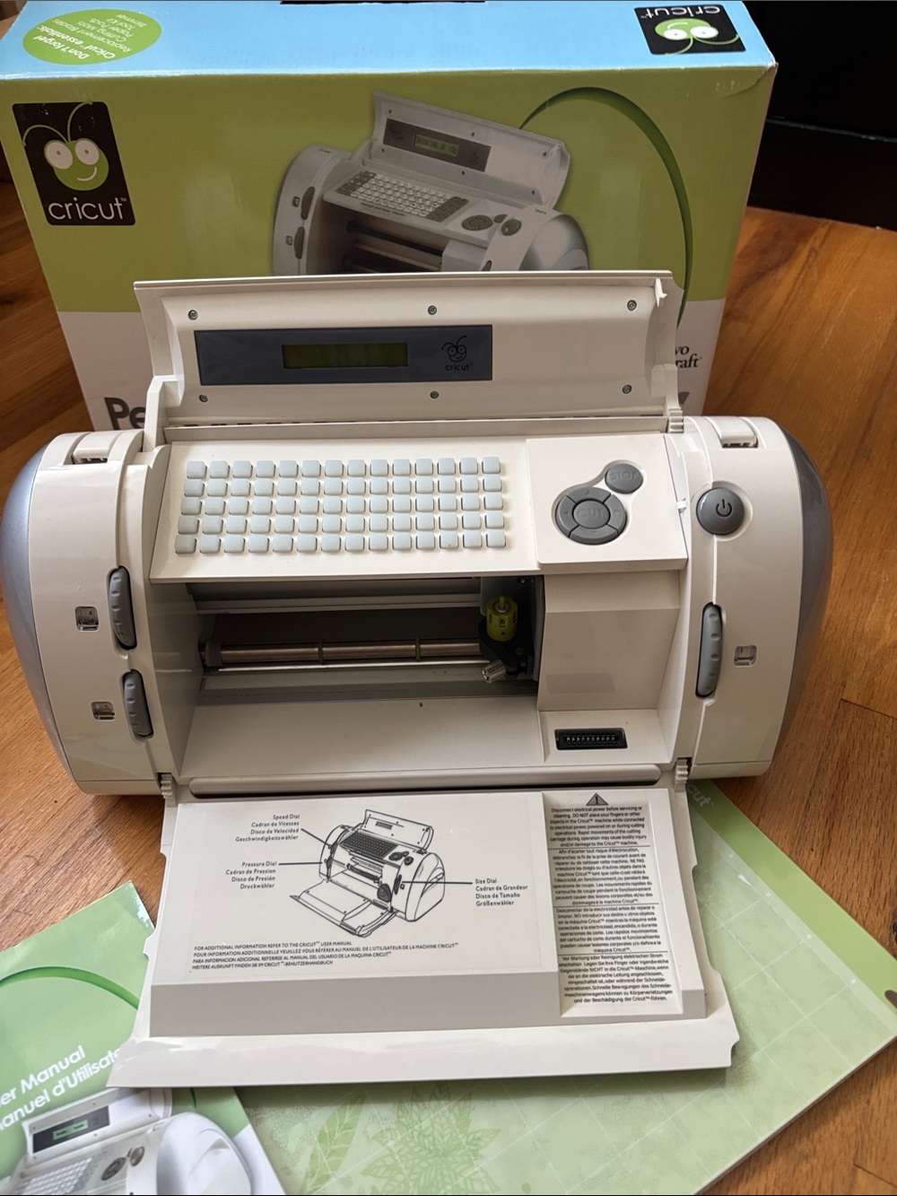 Cricut Personal Electronic Cutter with 5 cartidges. - Picture 6 of 13